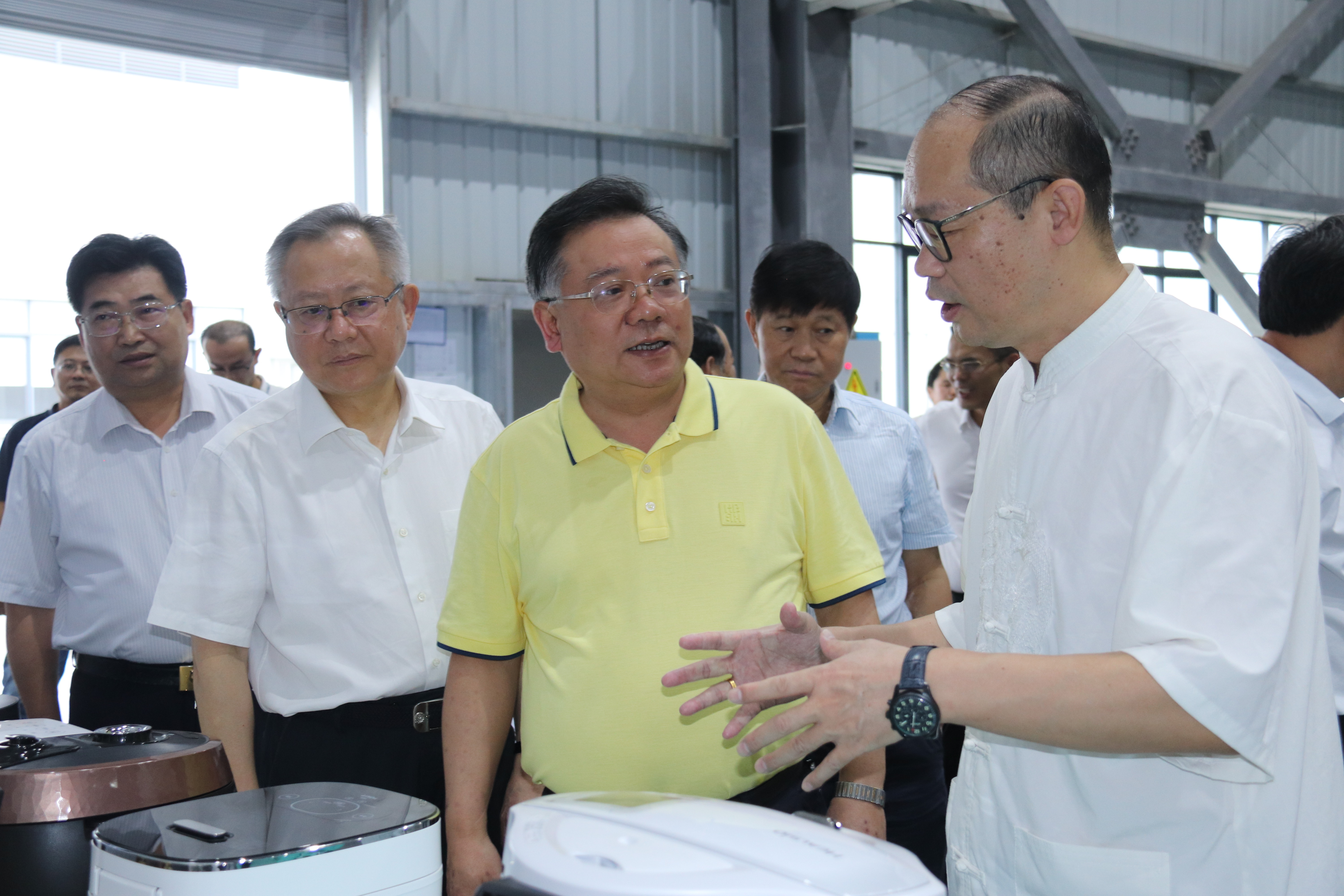 湖南省政協(xié)黨組成員、副主席易鵬飛等省政協(xié)赴邵陽經(jīng)開區(qū)拓浦精工產(chǎn)業(yè)項目調(diào)研團(tuán)一行