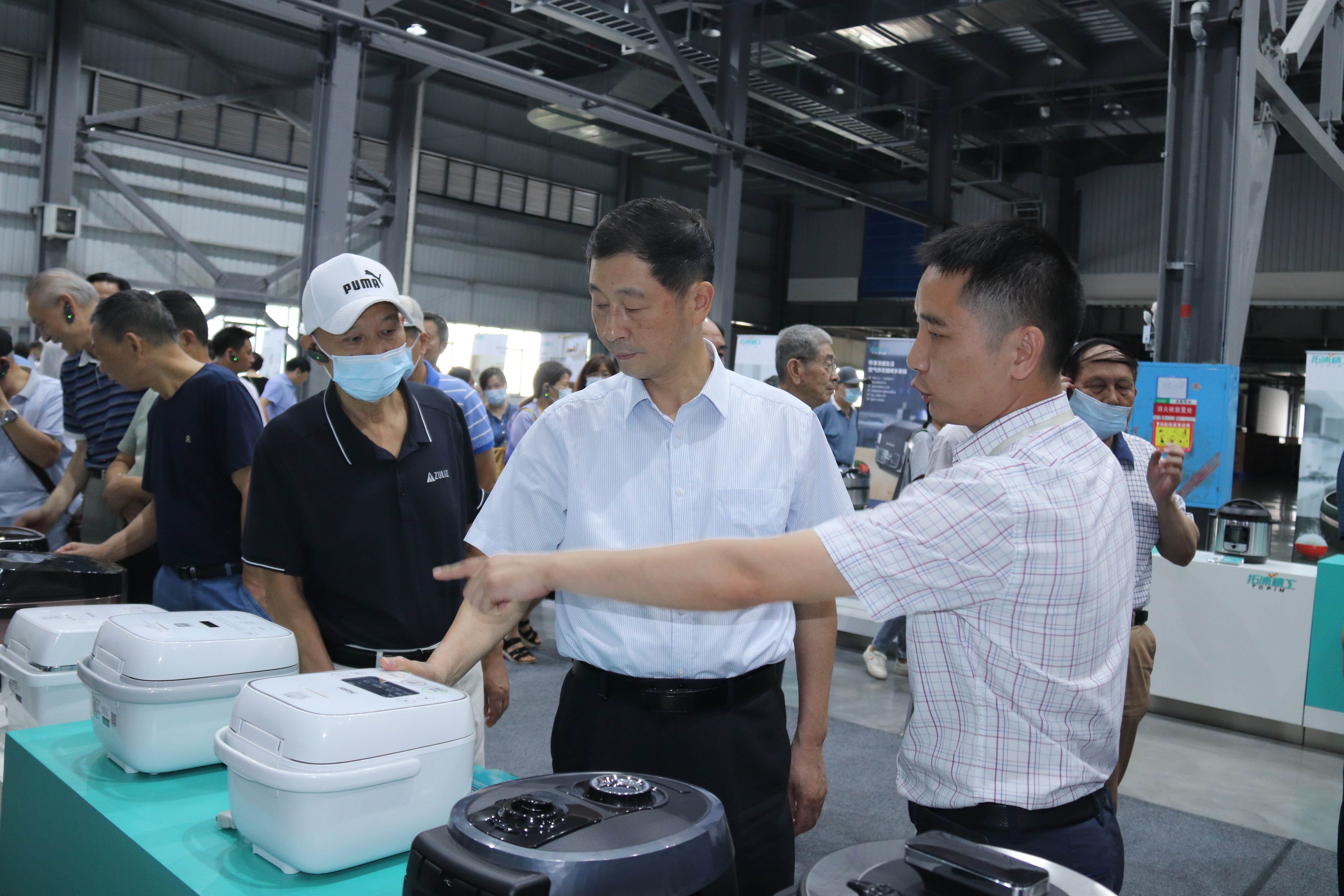 省人大常委會原副主任、機關(guān)離退休人員黨總支書記蔡力峰帶隊來我公司進行了參觀調(diào)研